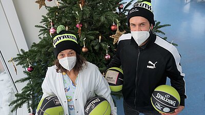 Den Besuch in der Kinderklinik lässt sich medi Kapitän Basti Doreth auch heuer nicht nehmen