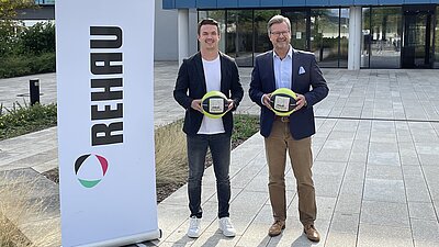 Mit breiter Brust! REHAU ist neuer Trikot-Sponsor von medi bayreuth