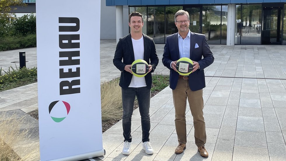Mit breiter Brust! REHAU ist neuer Trikot-Sponsor von medi bayreuth