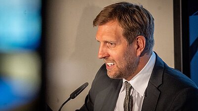 Historische DBB-Ehrung für Dirk Nowitzki! Zeremonie beim EuroBasket-Eröffnungsspieltag