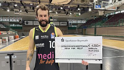 medi for help: Trikotversteigerung erbringt 1.250 Euro für das Hilfsprojekt