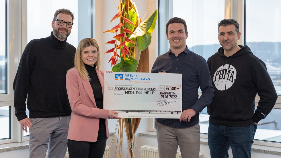 medi for help: Trikotversteigerung und Benefizspiel erbringen Rekordergebnis
