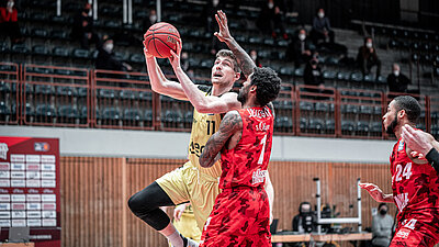 Sieg im Frankenderby! medi bayreuth holt mit 90:75 bei s.Oliver Würzburg 3. Sieg in Folge