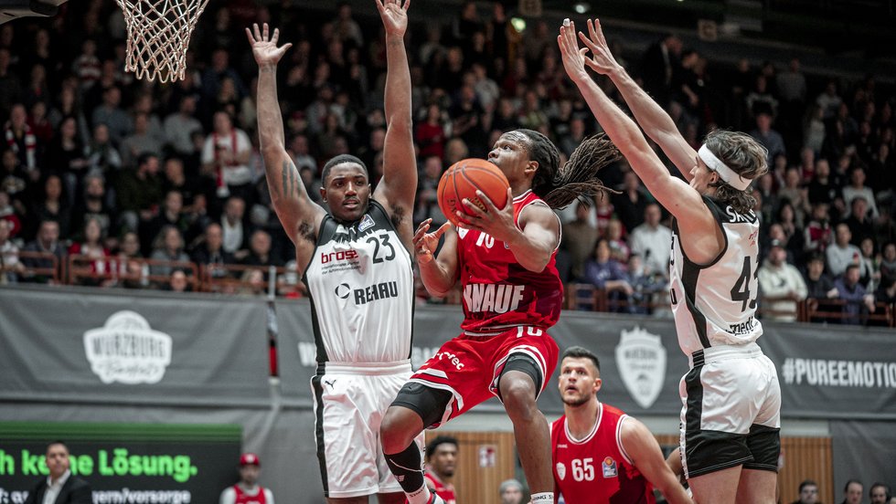 medi bayreuth unterliegt im Frankenderby bei den Würzburg Baskets nach Verlängerung