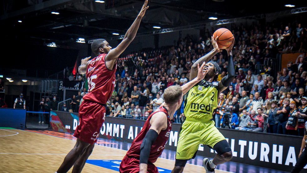 Starke Teamleistung! medi bayreuth gewinnt bei den NINERS Chemnitz verdient mit 86:72
