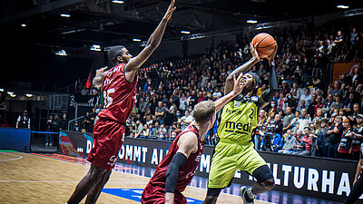 Starke Teamleistung! medi bayreuth gewinnt bei den NINERS Chemnitz verdient mit 86:72