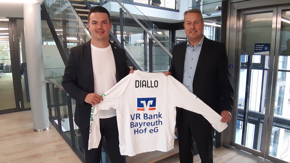 Die VR Bank Bayreuth-Hof bleibt auch in der Saison 2022/23 Sponsor von medi bayreuth